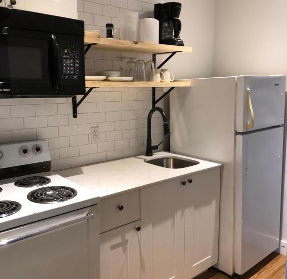 スタンダードルーム, Royalty Maples Cottages And Motel