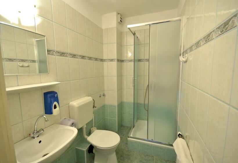 스탠다드 트리플 룸, Révész Hotel, Restaurant And Rosa Spa