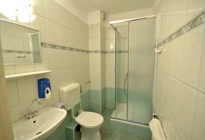 اتاق استاندارد سه نفره, Révész Hotel, Restaurant And Rosa Spa