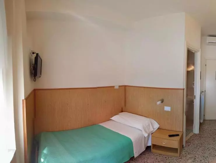 Standard Yhden Hengen Huone, Albergo Anita