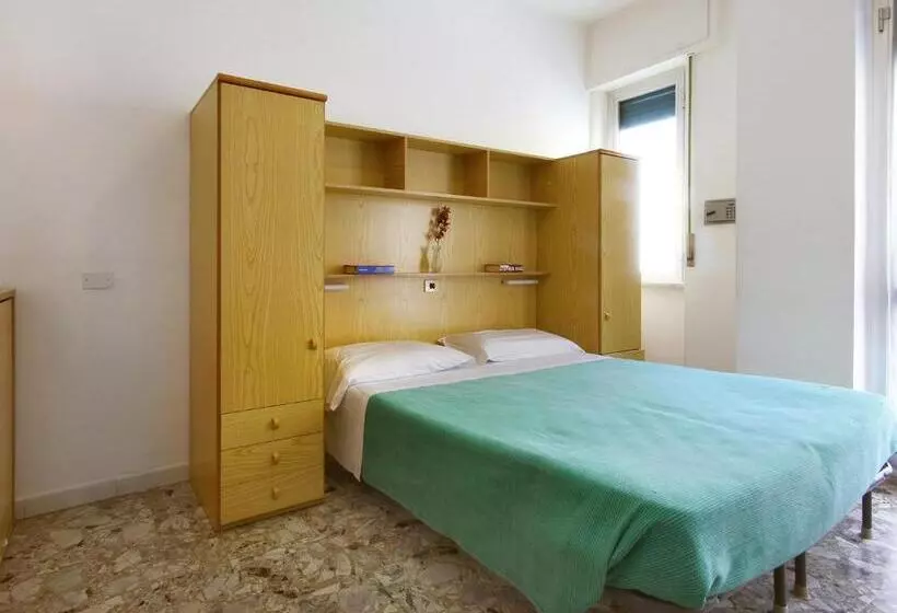 Standard Kolmen Hengen Huone Parveke, Albergo Anita