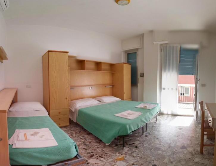 اتاق استاندارد سه تخته با بالکن, Albergo Anita