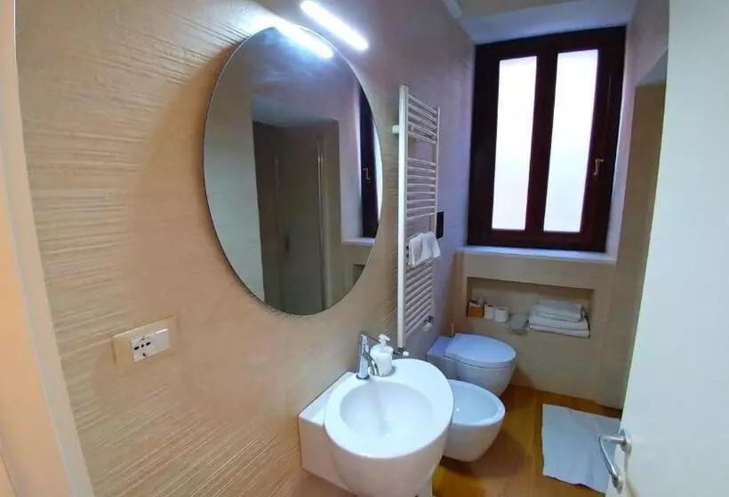 سوییت لوکس, Stella Casabono