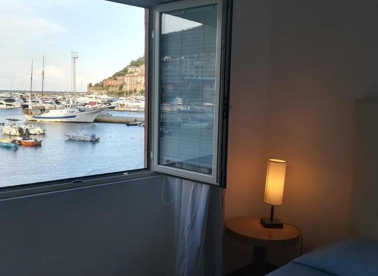 غرفة قياسية مطلّة علي البحر, Bi