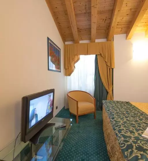 سوییت با چشم‌انداز استخر, Capri Bardolino 3s