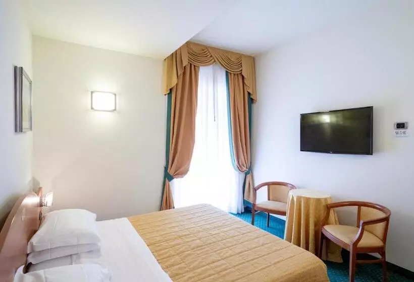 اتاق راحتی با چشم‌انداز استخر, Capri Bardolino 3s