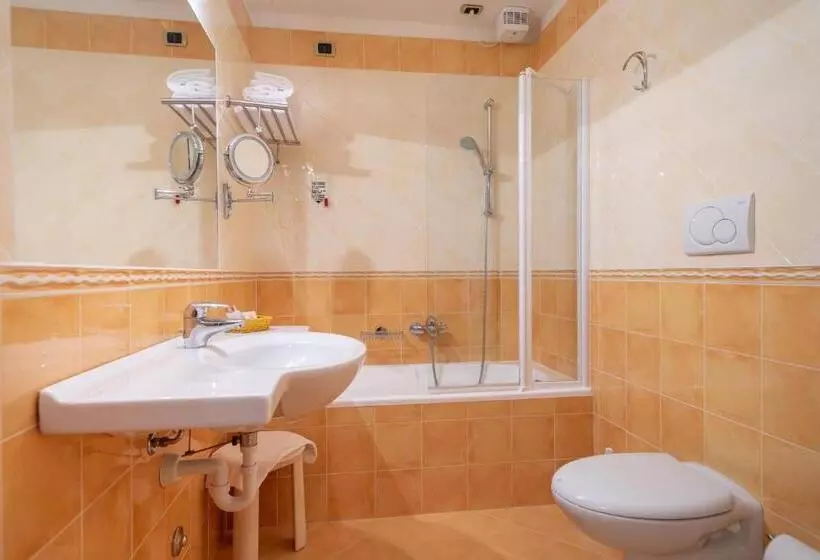 اتاق راحتی با چشم‌انداز استخر, Capri Bardolino 3s