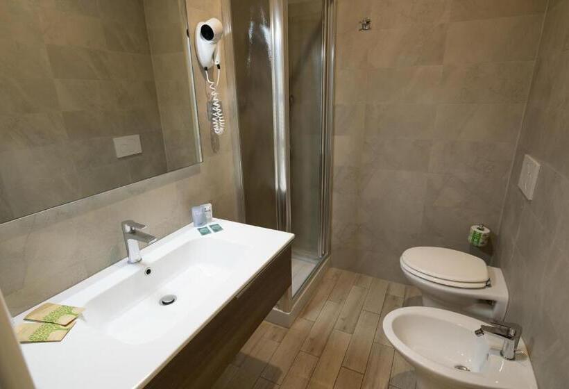 חדר סטנדרט לשלושה, Enzo