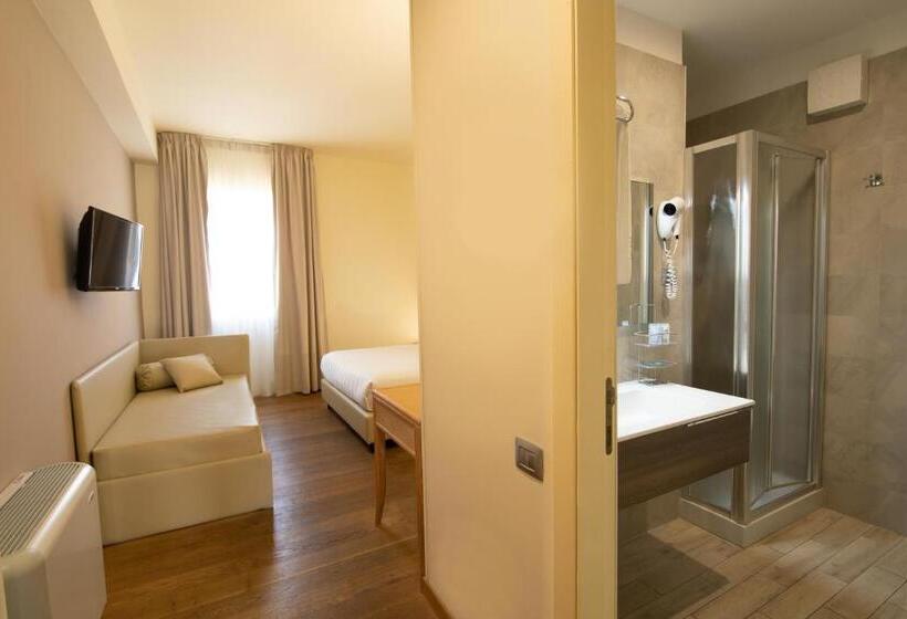 חדר סטנדרט לשלושה, Enzo