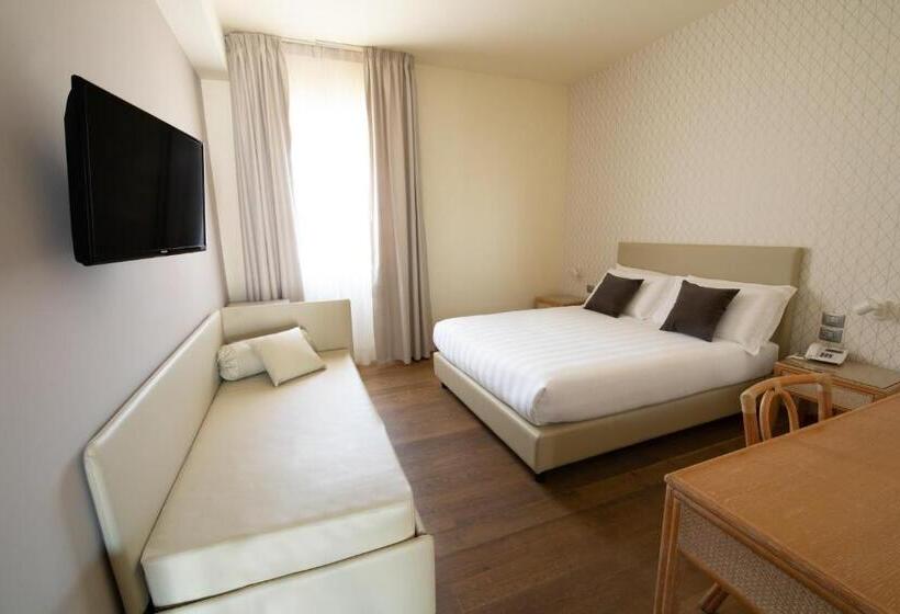 חדר סטנדרט לשלושה, Enzo