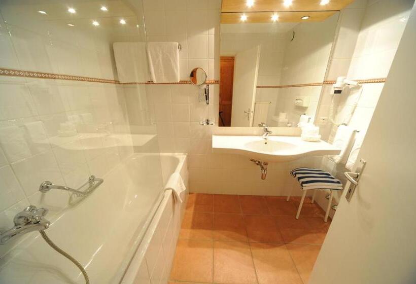 Номер Стандарт, Etrier