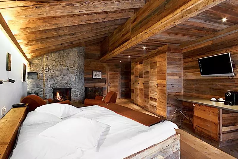 Junior Suite, Etrier