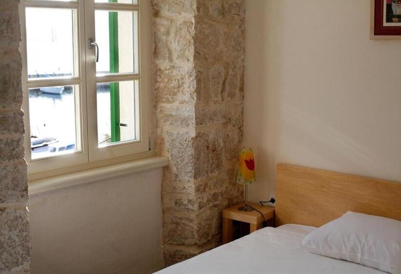 חדר משפחתי, Maestral