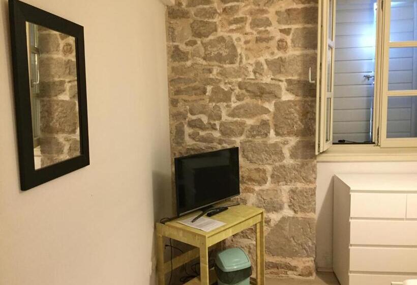 חדר משפחתי, Maestral