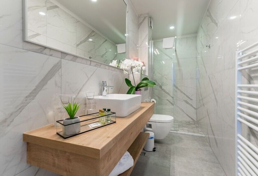 Júnior Suíte Vista Montanha, Maritimo