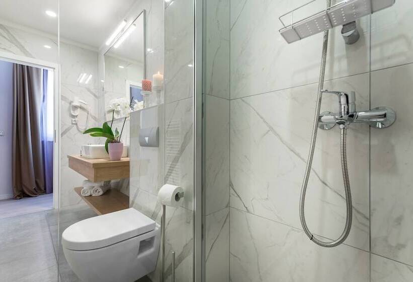 Júnior Suíte Vista Montanha, Maritimo