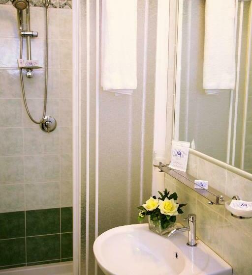 חדר סטנדרט לשלושה, Massimo D'azeglio