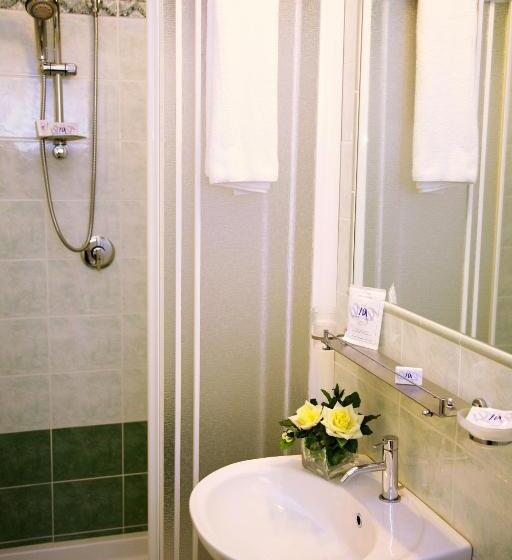 غرفة عائلية, Massimo D'azeglio