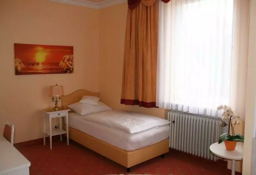 Economy Yhden Hengen Huone, Modena