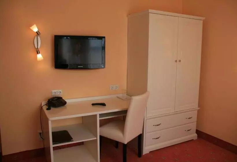 Standard Yhden Hengen Huone, Modena