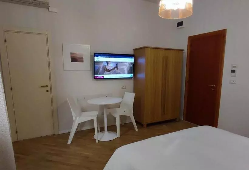 اتاق استاندارد, Stella Casabono