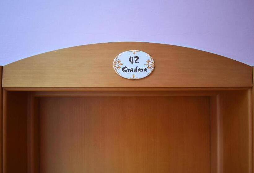 スタンダードトリプルルーム, Urbinati