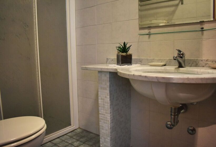 スタンダードトリプルルーム, Urbinati