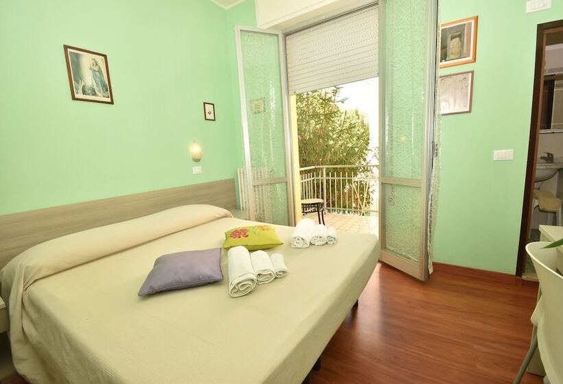 スタンダードトリプルルーム, Urbinati