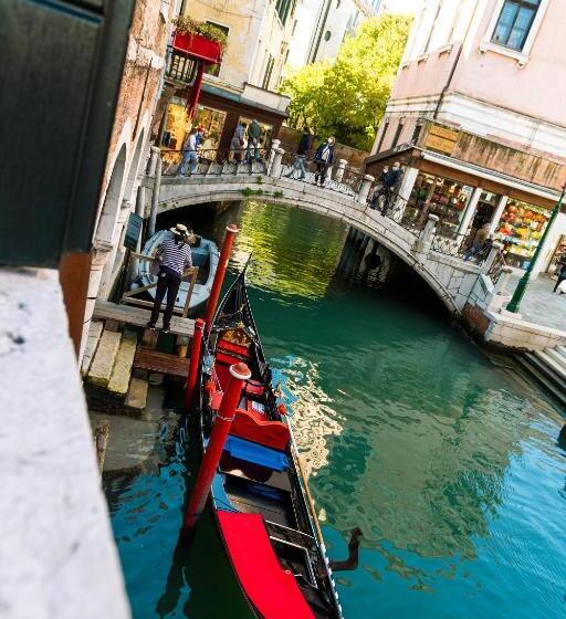 اتاق سوپریور با چشمانداز, Al Vagon