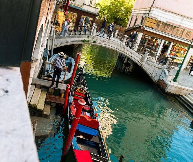 اتاق سوپریور با چشمانداز, Al Vagon