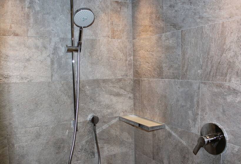 חדר דלוקס, Conrad