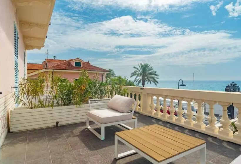 سوییت جونیور با چشمانداز دریا, De La Plage