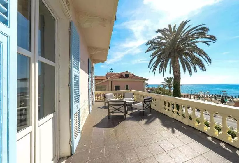 سوییت با چشمانداز دریا, De La Plage
