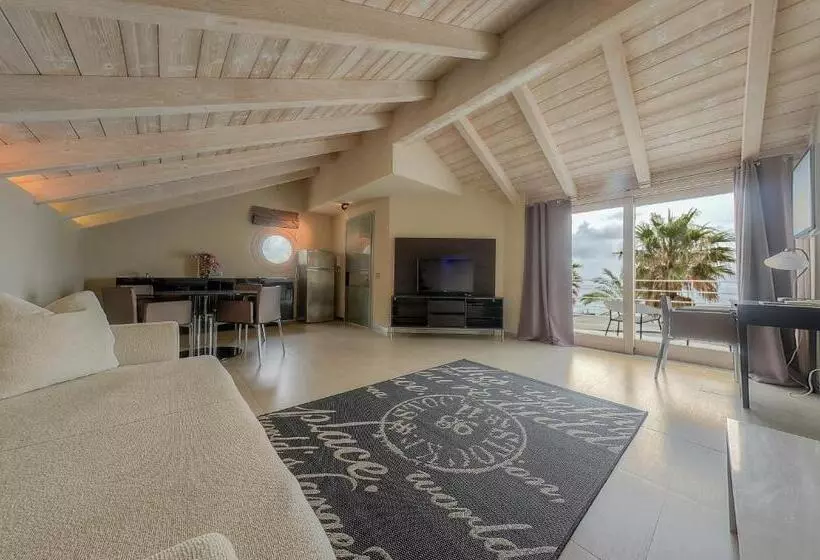 Deluxe Suite Sea View, De La Plage