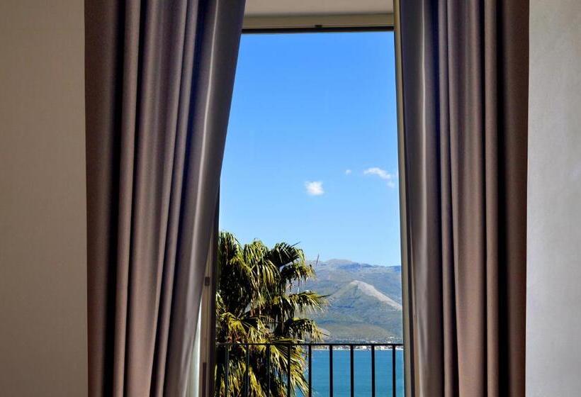 سوییت با چشمانداز دریا, Gajeta