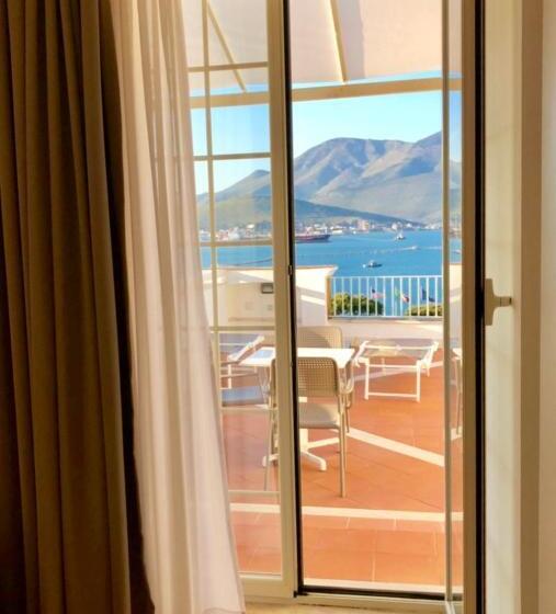 اتاق لوکس با بالکن, Gajeta