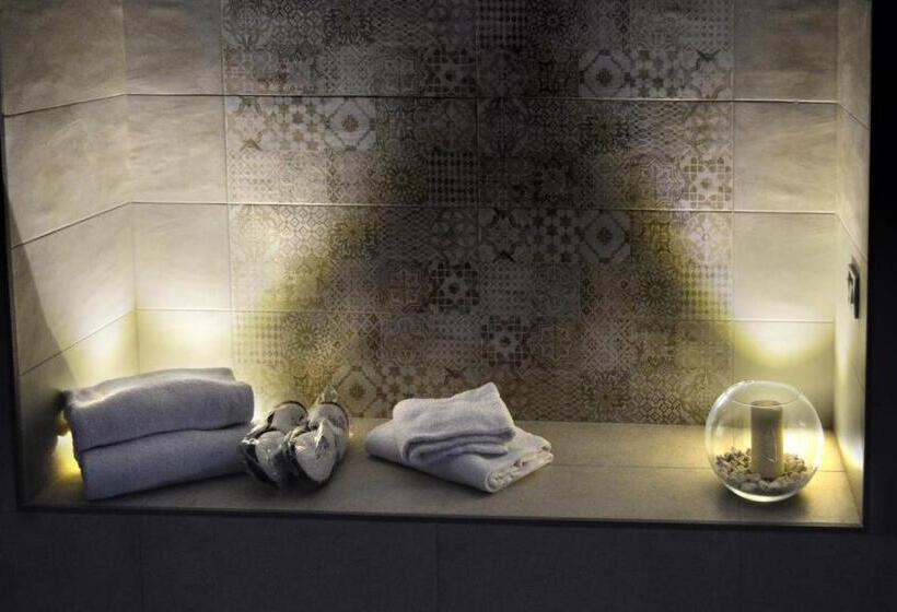 سوئیت با وان آب گرم, Gajeta