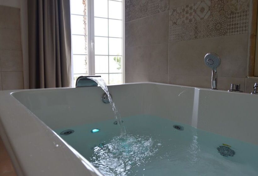 اتاق لوکس با چشمانداز دریا, Gajeta