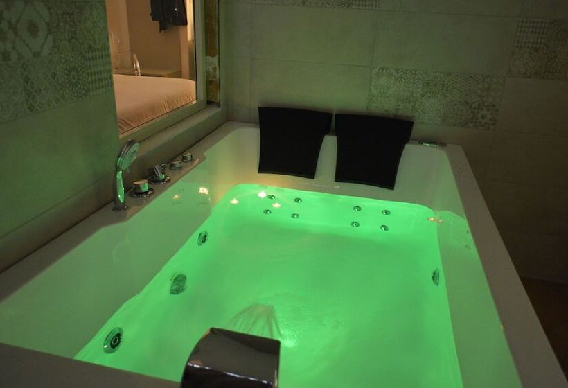 اتاق لوکس با چشمانداز دریا, Gajeta