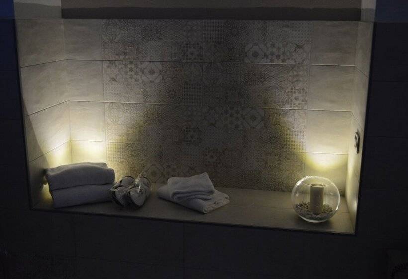 اتاق لوکس با چشمانداز دریا, Gajeta