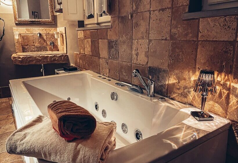 جناح جونيور مزوَّد بجاكوزي, I Capricci Di Merion  Resort & Spa