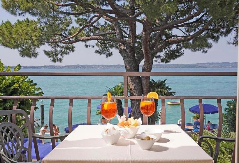 Superior room with lake view, Marconi