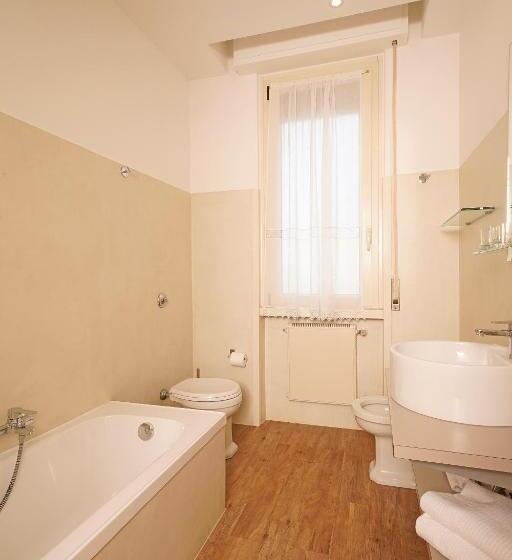 Superior room with lake view, Marconi
