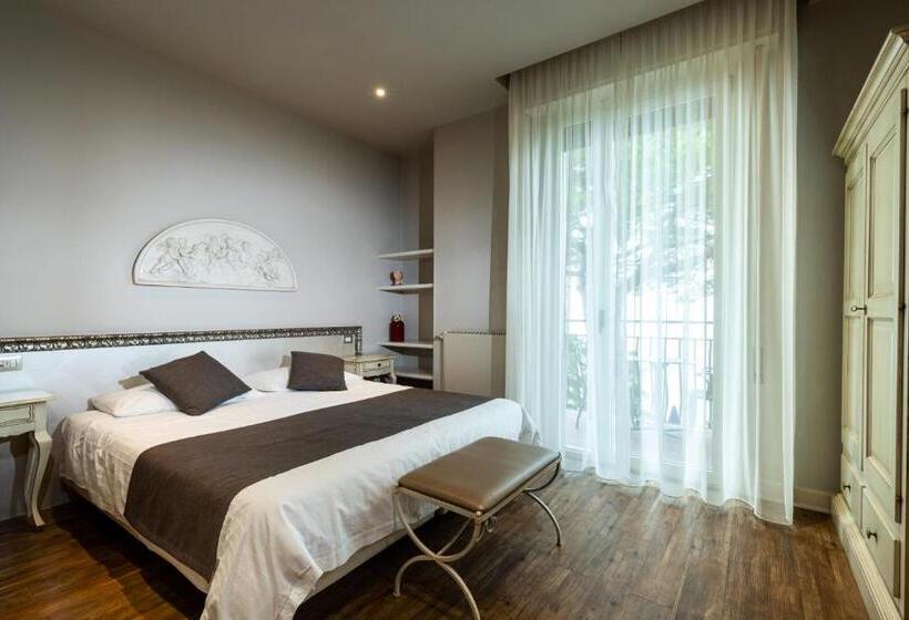 Superior room with lake view, Marconi