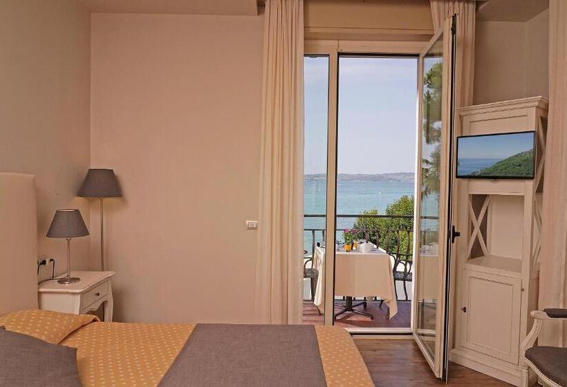 Superior room with lake view, Marconi