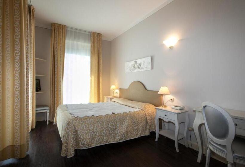 Superior room with lake view, Marconi