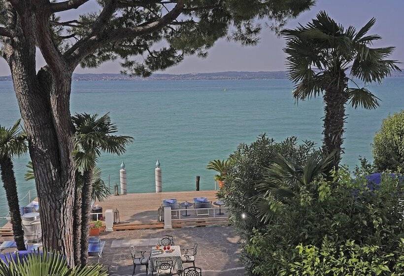 Superior room with lake view, Marconi