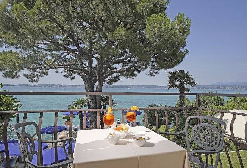 Superior room with lake view, Marconi