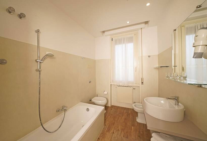 Superior room with lake view, Marconi