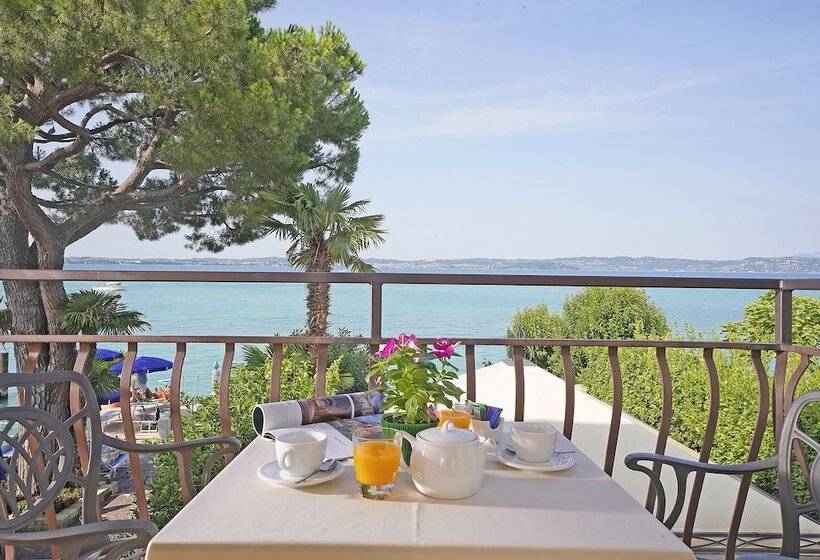 Superior room with lake view, Marconi